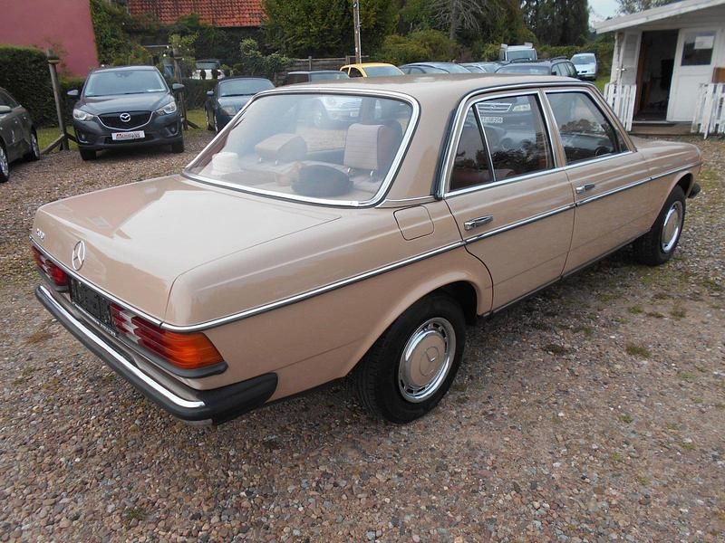Gebraucht Mercedes 200 109 PS (80 kW) 1983 Beige Limousine