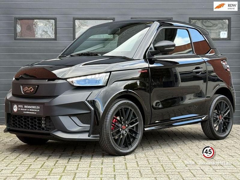 Ny Ligier JS50 2025 Sort Hatchback