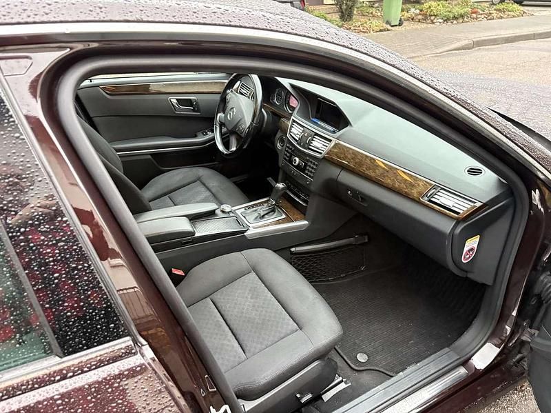 Gebraucht Mercedes E250 204 PS (150 kW) 2009 Braun Limousine