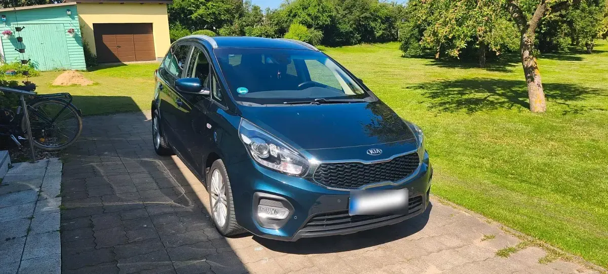 Gebraucht Kia Carens 135 PS (99 kW) 2018 Blau Van / Kleinbus
