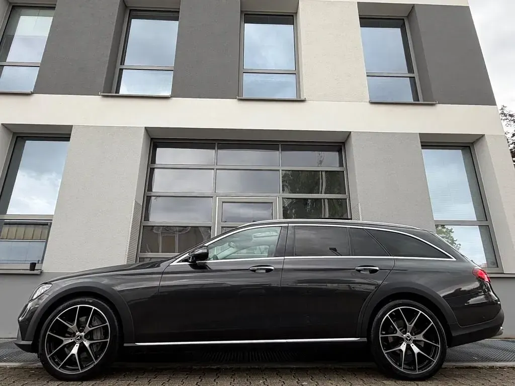 Gebraucht Mercedes E220 All-Terrain AMG 194 PS (142 kW) 2021 Grau Kombi