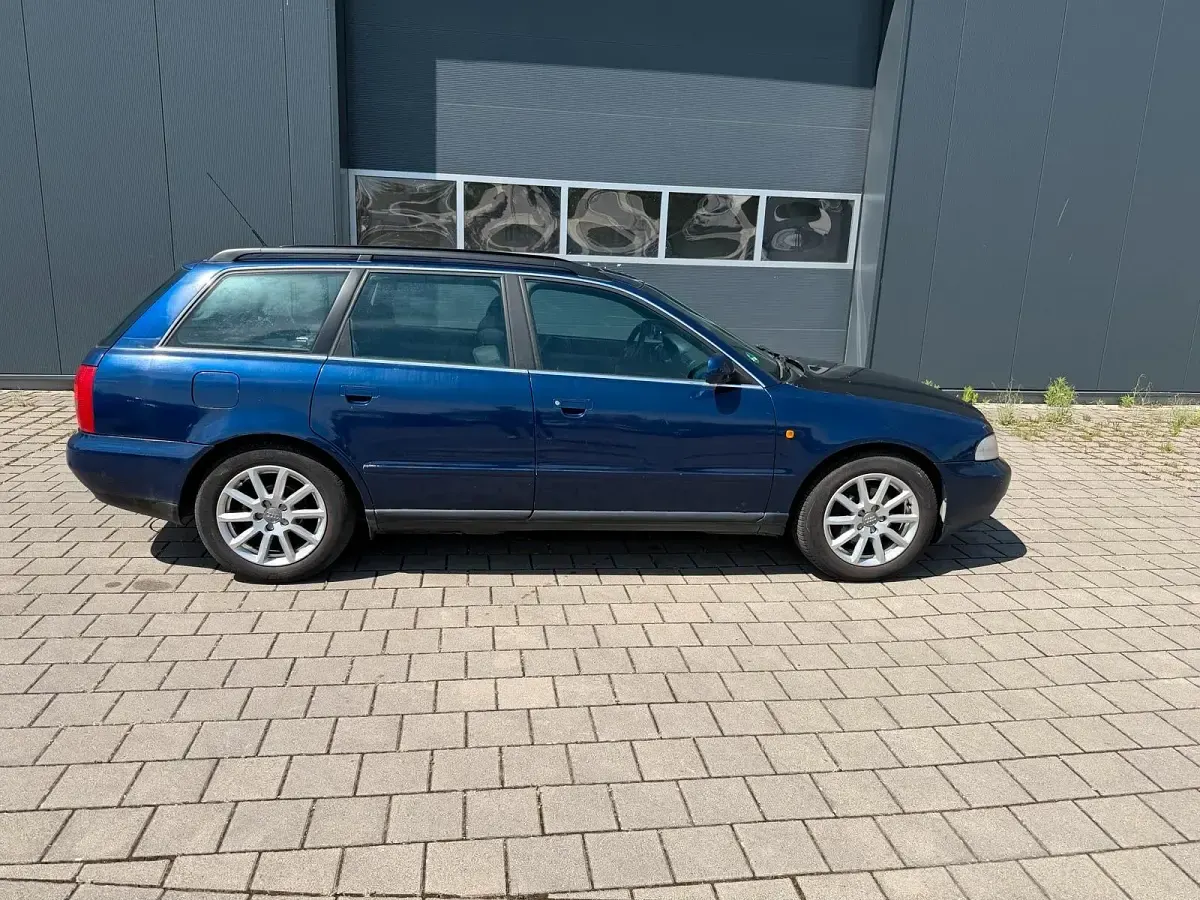 Używany Audi A4 S-Line 165 KM (121 kW) 1998 Niebieski Kombi
