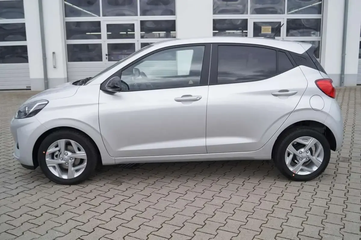 Gebraucht Hyundai i10 GO! 67 PS (49 kW) 2023 Sleek silver Kleinwagen