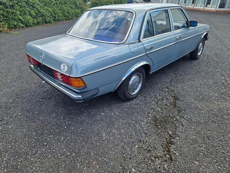 Gebraucht Mercedes 200 109 PS (80 kW) 1983 930 silberblau Limousine