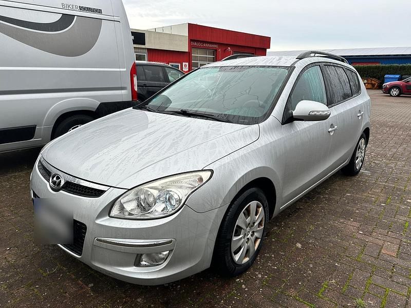 Silber Gebraucht 2009 Hyundai i30 Kombi | 1.999 € (Fairer Preis) - Bild 1/4