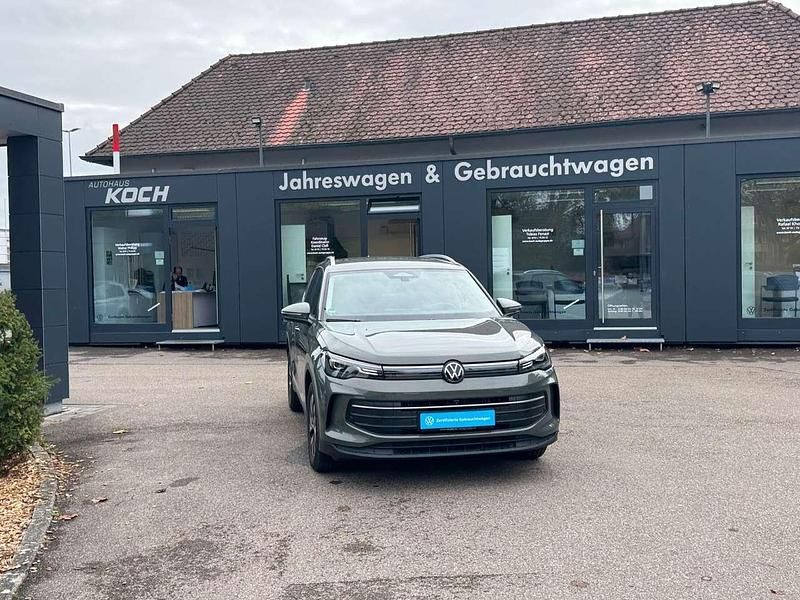Gebraucht VW Tiguan Life 150 PS (110 kW) 2025 Cipressinogrün metallic SUV