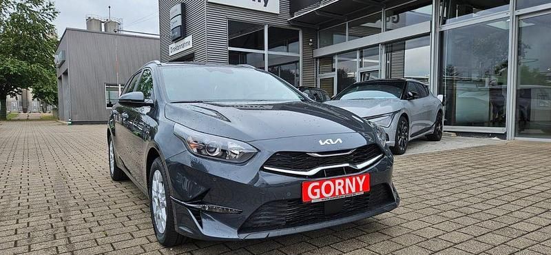 Grau Neu 2025 Kia Ceed Limousine | 26.899 € (Fairer Preis) - Bild 1/3