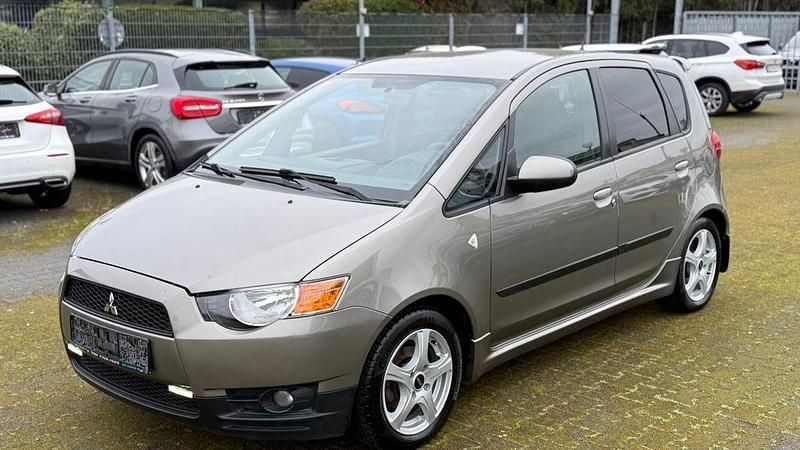 Grau Gebraucht 2012 Mitsubishi Colt Motion Limousine | 4.490 € (Fairer Preis) - Bild 1/4