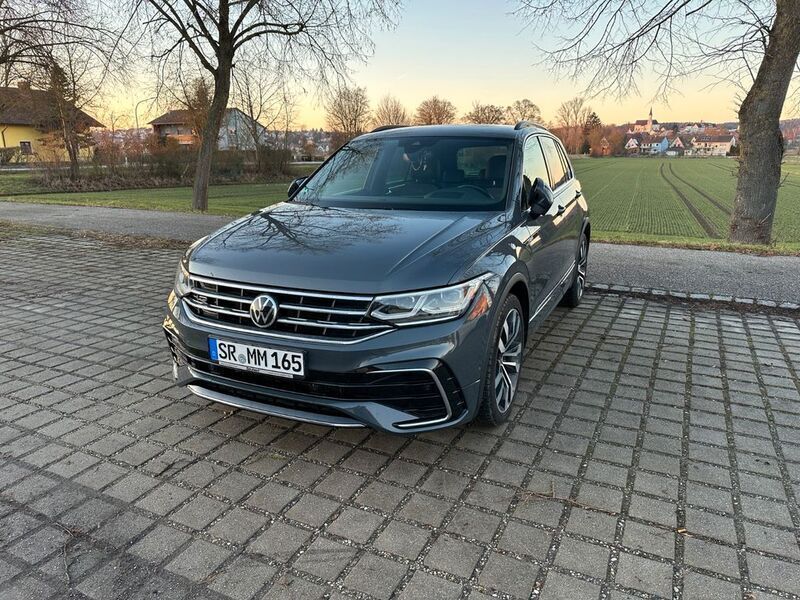 Grau Gebraucht 2020 VW Tiguan R-line SUV | 29.980 € (Fairer Preis) - Bild 1/4