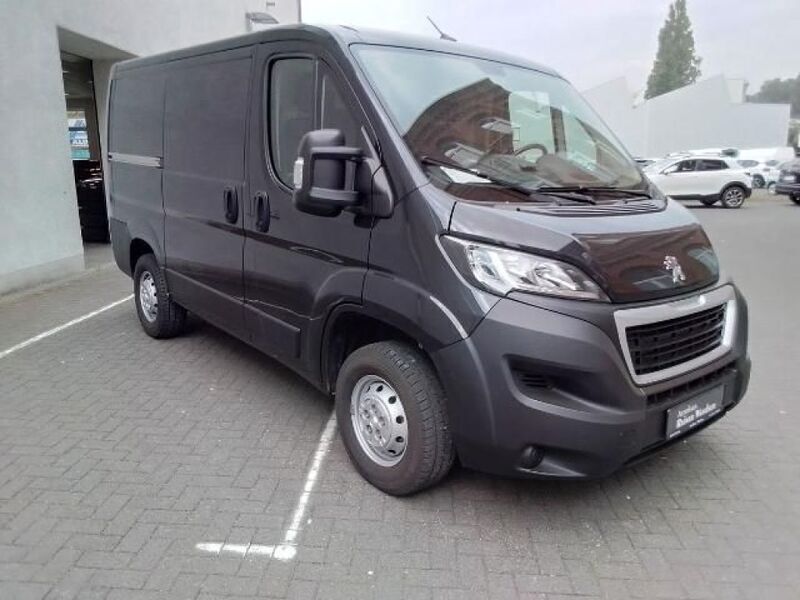 Perla nera schwarz (metallic) Gebraucht 2023 Peugeot Boxer Van | 29.739 € (Teuer) - Bild 1/4
