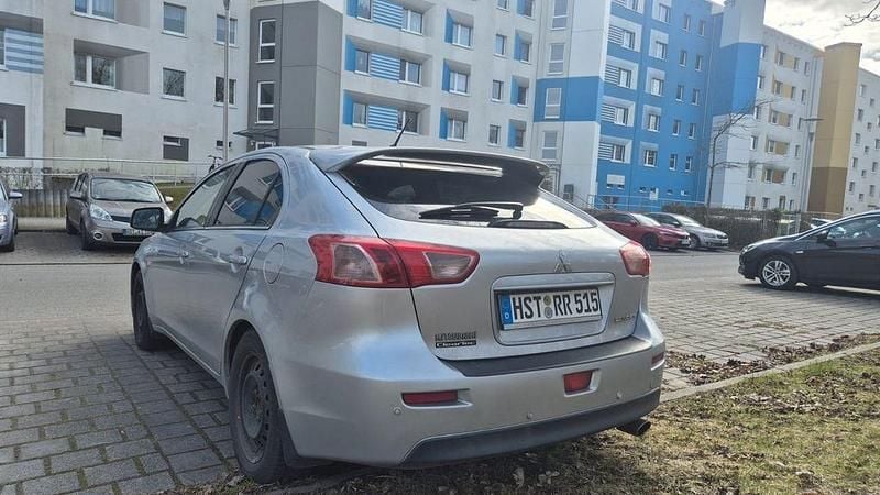 Gebraucht Mitsubishi Lancer Invite 117 PS (86 kW) 2010 Silber Limousine