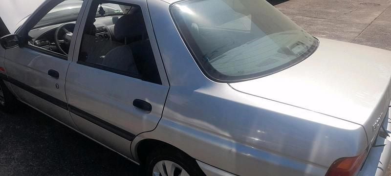 Silber Gebraucht 1997 Ford Escort Limousine | 700 € (Guter Preis) - Bild 1/4