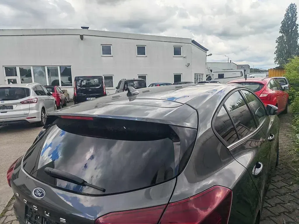 Używany Ford Focus Titanium 125 KM (91 kW) 2022 Szary Sedan/Limuzyna