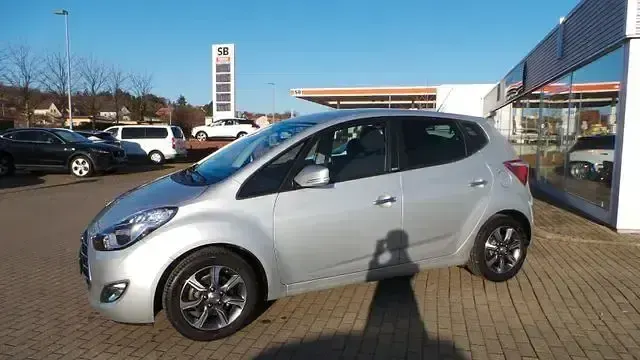 Gebraucht Hyundai ix20 Passion 125 PS (91 kW) 2016 Silber Kleinwagen