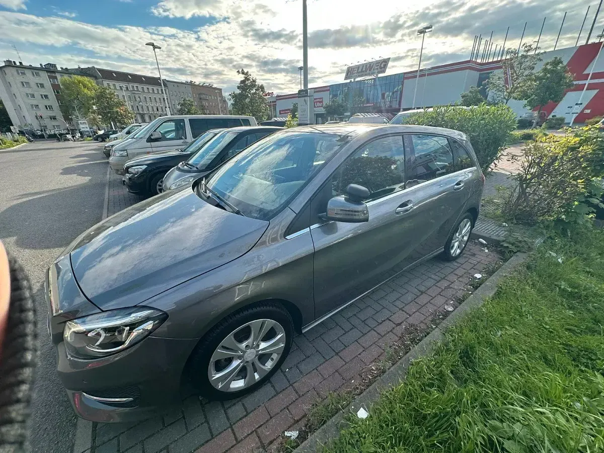 Gebraucht Mercedes B180 116 PS (85 kW) 2019 Silber Kleinwagen