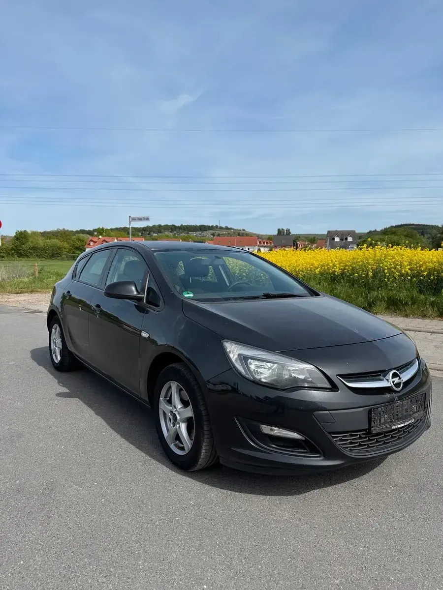 Second-hand Opel Astra 110 CP (80 kW) 2013 Negru Hatchback