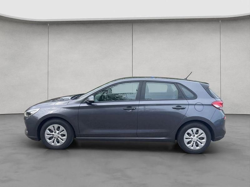 Gebraucht Hyundai i30 Select 120 PS (88 kW) 2018 Grau Limousine