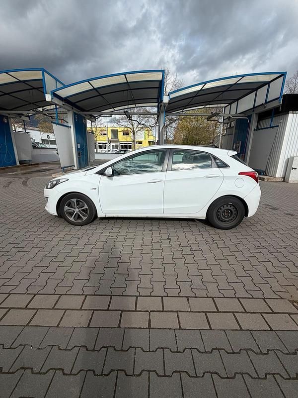 Gebraucht Hyundai i30 101 PS (74 kW) 2015 Weiß Kombi