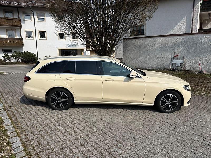 Gebraucht Mercedes E220 194 PS (142 kW) 2021 Gelb Kombi
