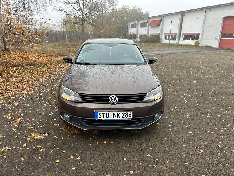Braun Gebraucht 2013 VW Jetta Limousine | 5.800 € (Fairer Preis) - Bild 1/4