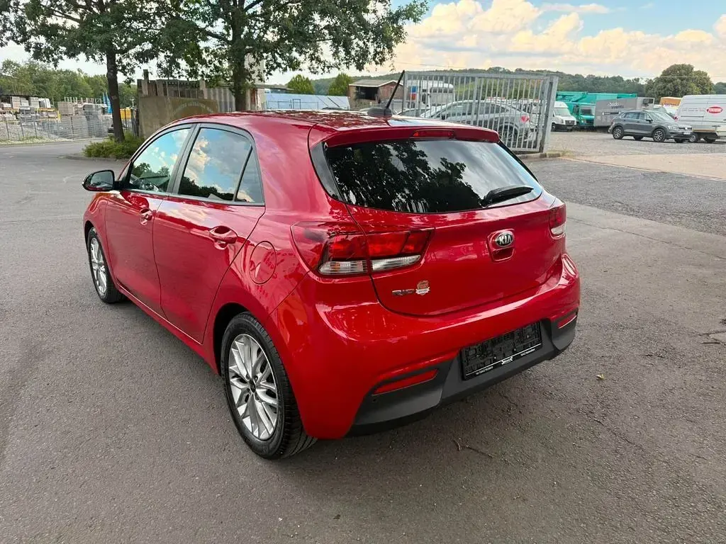 Gebraucht Kia Rio DREAM-TEAM Edition 84 PS (61 kW) 2017 Rot Limousine