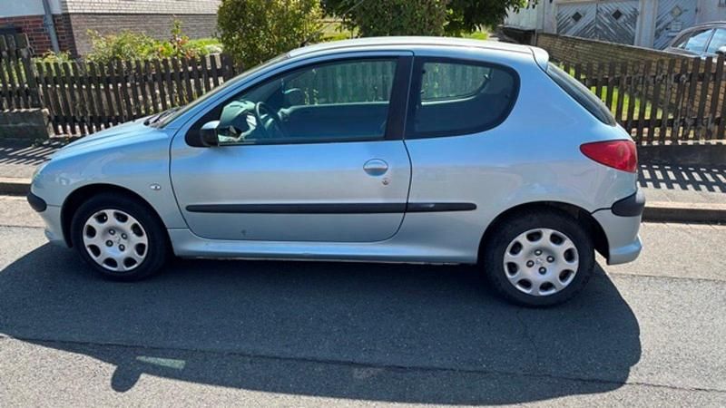 Grau Gebraucht 2005 Peugeot 206 Kleinwagen | 500 € - Bild 1/4