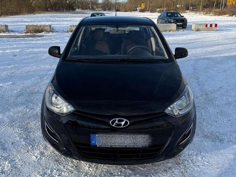 Schwarz Gebraucht 2013 Hyundai i20 Edition Limousine | 4.400 € (Fairer Preis) - Bild 1/4