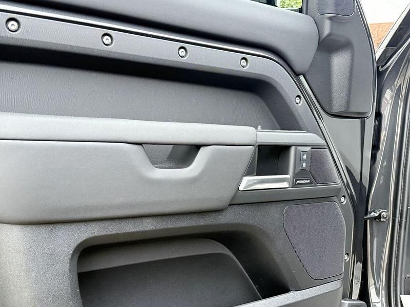 Gebraucht Land Rover Defender SE Dynamic 249 PS (183 kW) 2025 Grau SUV