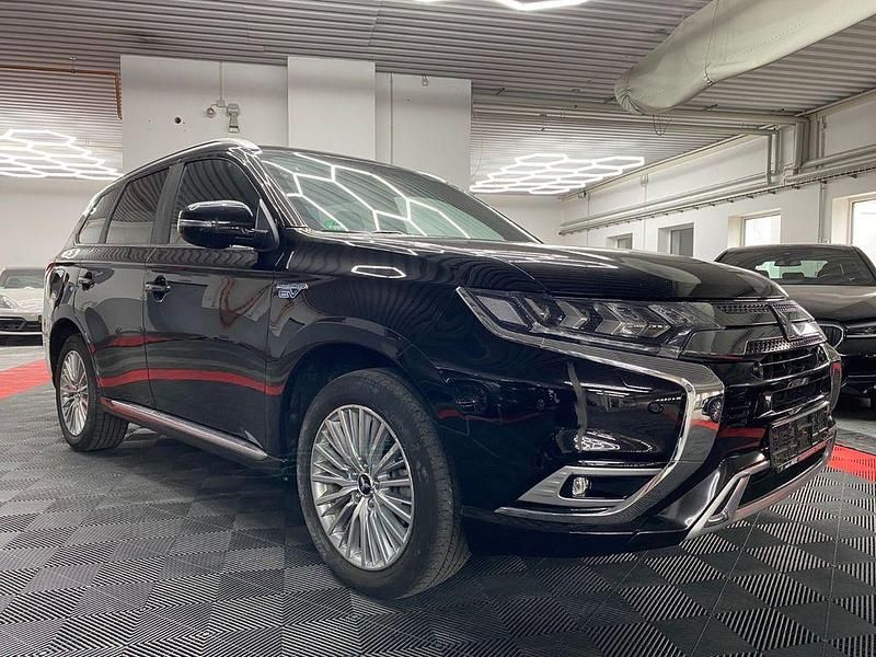 Schwarz Gebraucht 2021 Mitsubishi Outlander P-HEV Plus SUV | 22.490 € (Guter Preis) - Bild 1/4