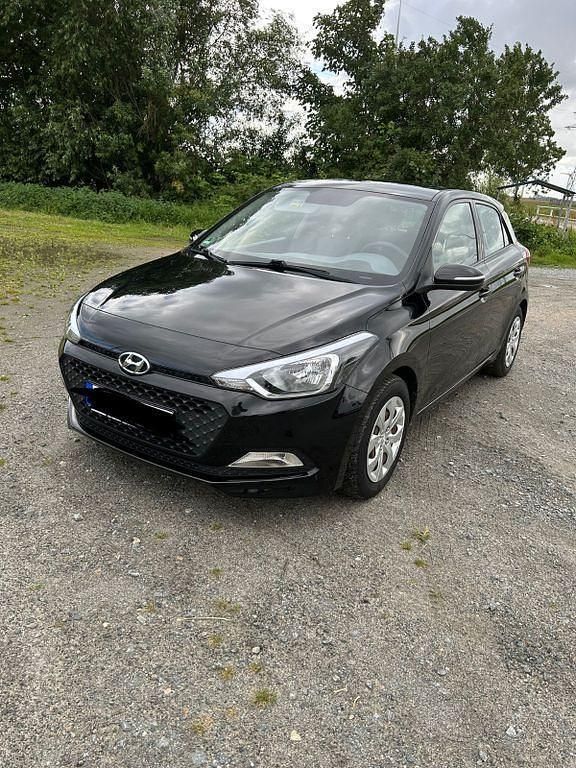 Grau Gebraucht 2017 Hyundai i20 Classic Kleinwagen | 6.890 € (Guter Preis) - Bild 1/4
