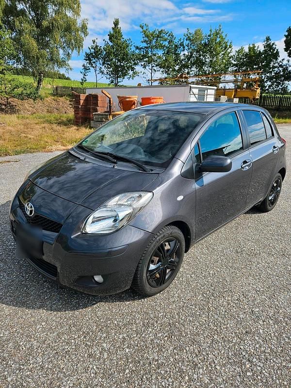 Grau Gebraucht 2009 Toyota Yaris Kleinwagen | 2.350 € (Superpreis) - Bild 1/4
