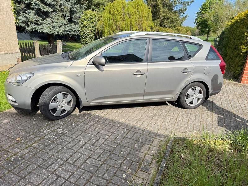 Second-hand Kia Ceed 116 CP (85 kW) 2012 Auriu Hatchback