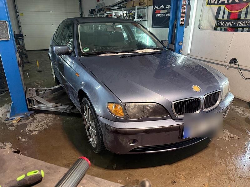 Blau Gebraucht 2001 BMW 318 Limousine | 900 € (Superpreis) - Bild 1/4