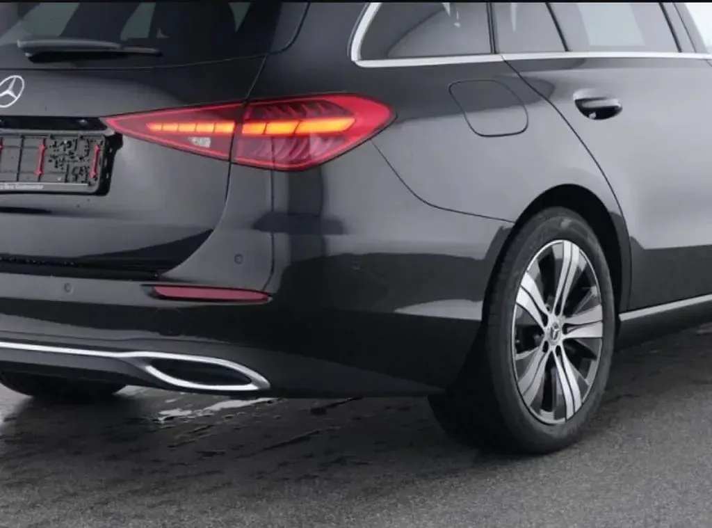 Gebraucht Mercedes C300e Avantgarde 313 PS (230 kW) 2023 Schwarz Limousine
