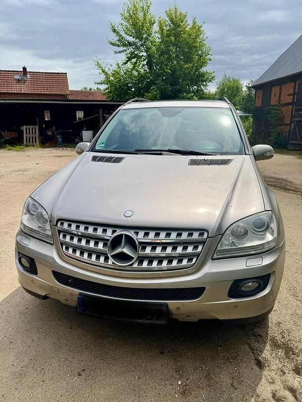 Grau Gebraucht 2007 Mercedes ML420 SUV | 4.450 € - Bild 1/4