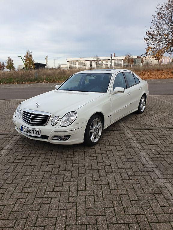 Weiß Gebraucht 2008 Mercedes E230 Avantgarde Limousine | 9.000 € - Bild 1/4