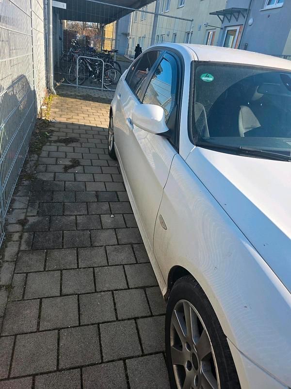 Gebraucht BMW 320 164 PS (120 kW) 2011 Weiß Limousine