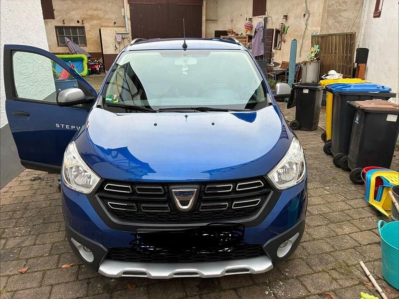 Blau Gebraucht 2021 Dacia Lodgy Stepway Van / Kleinbus | 15.500 € (Fairer Preis) - Bild 1/4