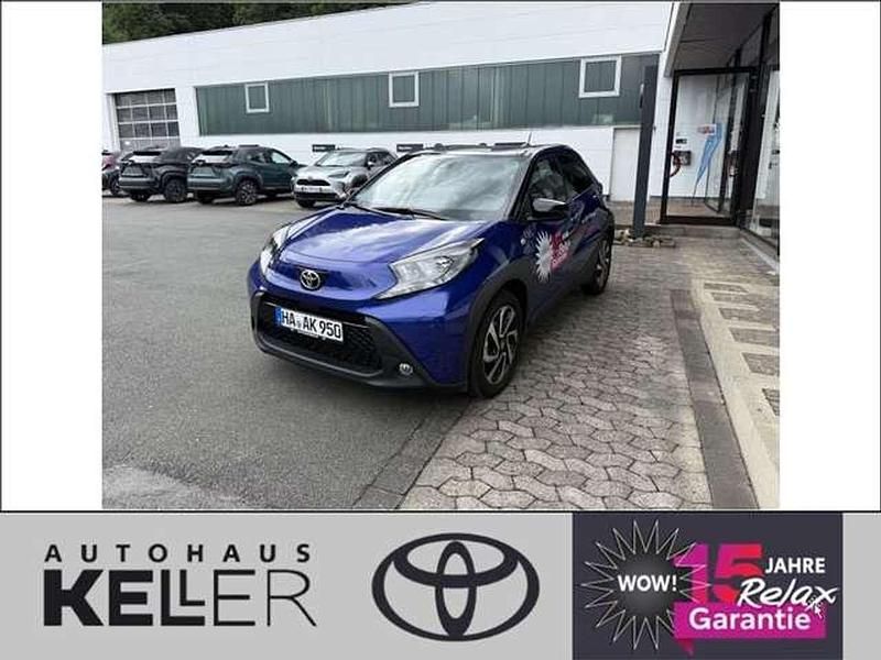 Juniper blue metallic/dach mysticschwarz mica Gebraucht 2024 Toyota Aygo X Team SUV | 17.480 € (Fairer Preis) - Bild 1/4