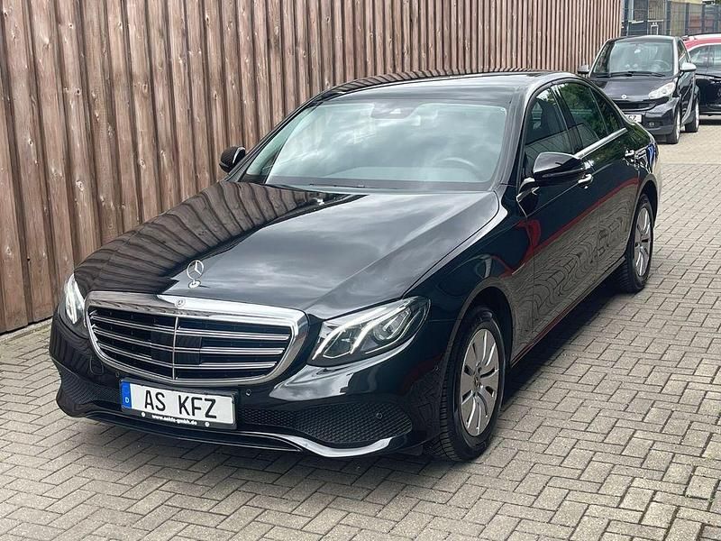 Schwarz Gebraucht 2018 Mercedes E220 Limousine | 24.990 € (Guter Preis) - Bild 1/4