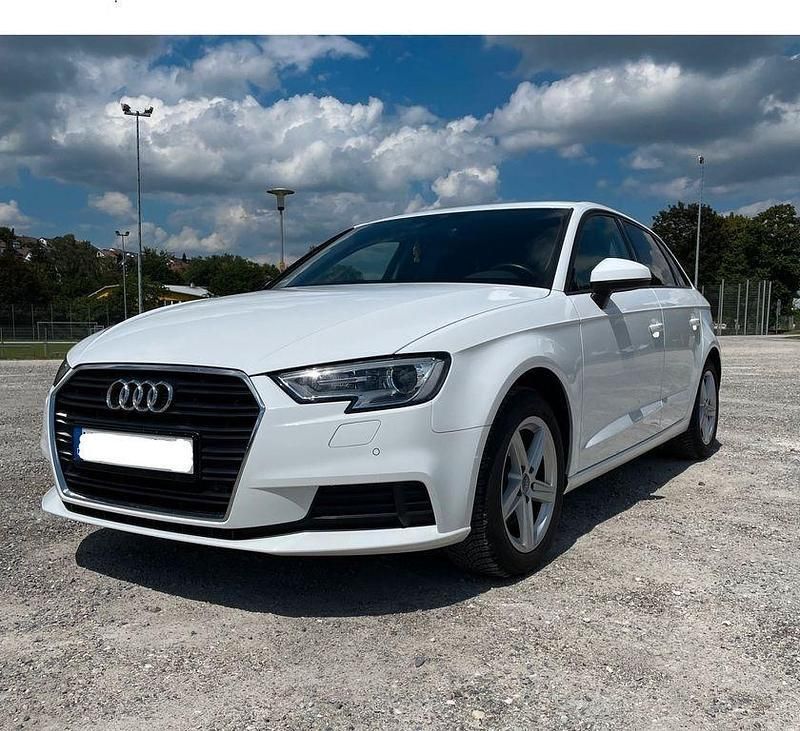 Weiß Gebraucht 2019 Audi A3 Sportback Ambiente Limousine | 18.450 € (Fairer Preis) - Bild 1/4