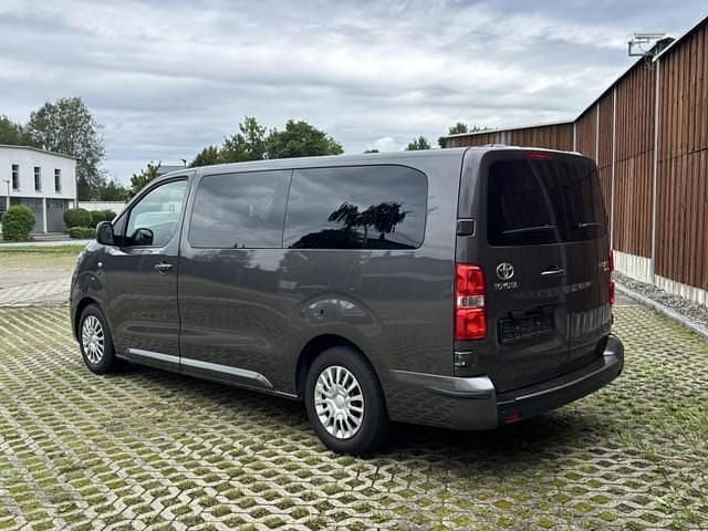 Platinum grau platinum grau Gebraucht 2020 Toyota Proace Verso Kombi | 29.496 € (Teuer) - Bild 1/4