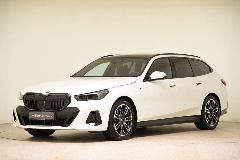 Mineralweiß metallic Gebraucht 2024 BMW 520 M Sport Kombi | 53.640 € (Guter Preis) - Bild 1/4