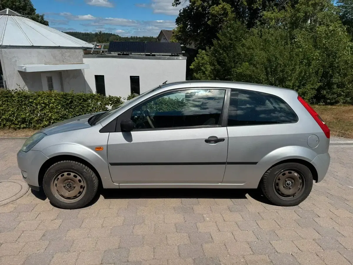 Gebraucht Ford Fiesta 80 PS (58 kW) 2004 Silber Kleinwagen