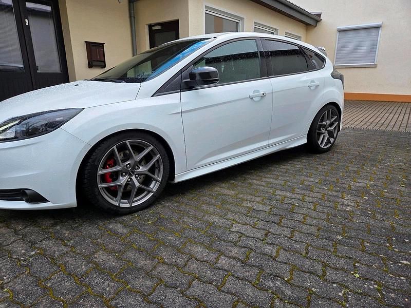Gebraucht Ford Focus ST 275 PS (202 kW) 2014 Weiß Limousine