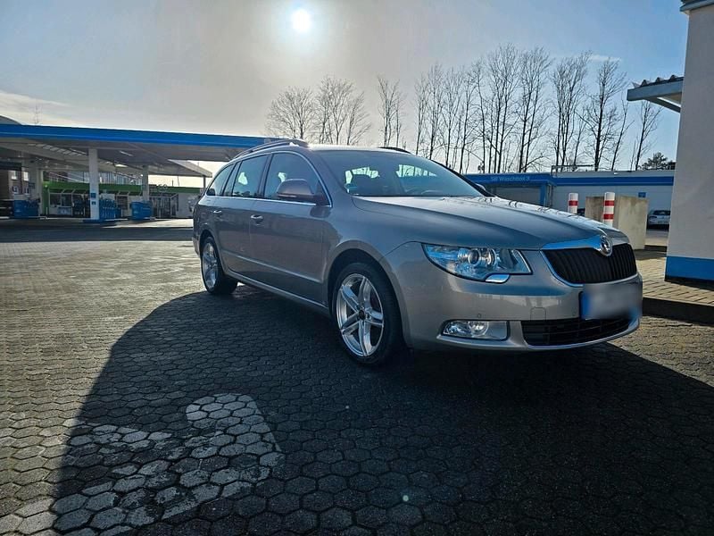 Gebraucht Skoda Superb 140 PS (102 kW) 2012 Grau Limousine