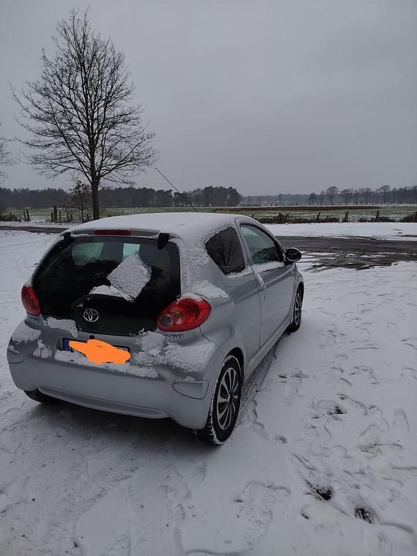 Gebraucht Toyota Aygo 69 PS (50 kW) 2008 Silber Kleinwagen