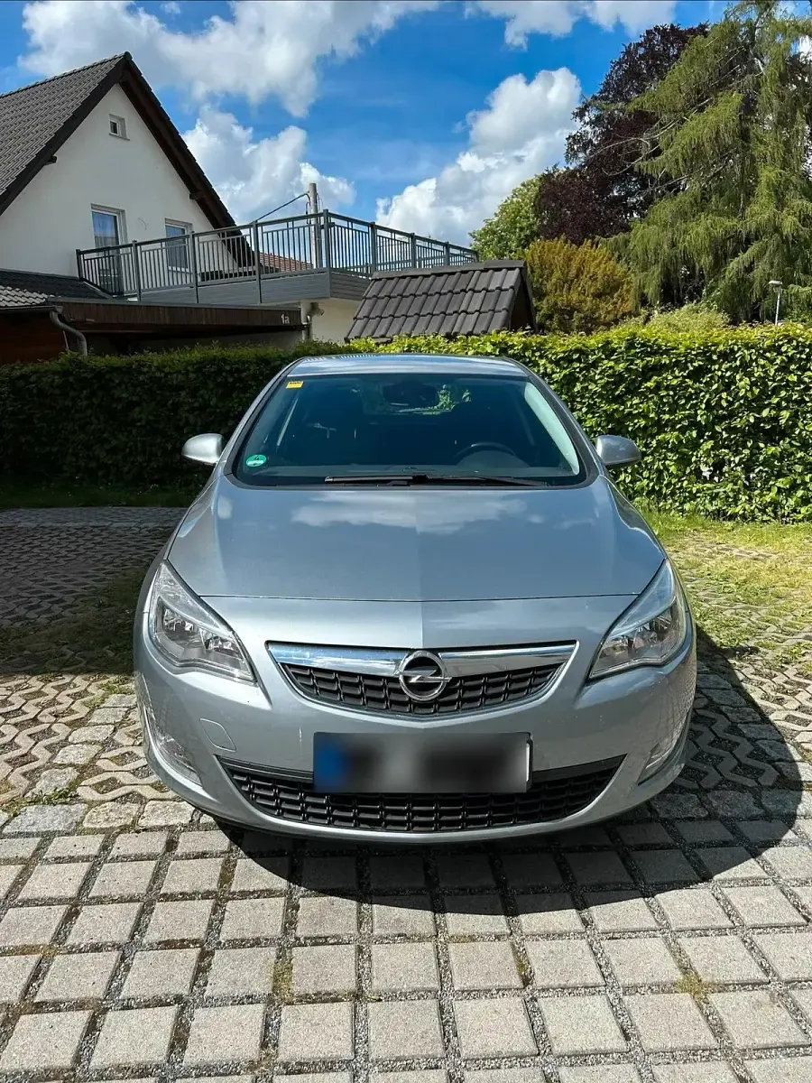 Gebraucht Opel Astra 101 PS (74 kW) 2012 Grau Limousine