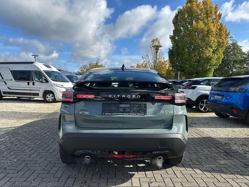 Neu Citroën C4 PureTech 131 PS (96 kW) 2025 Grün Limousine