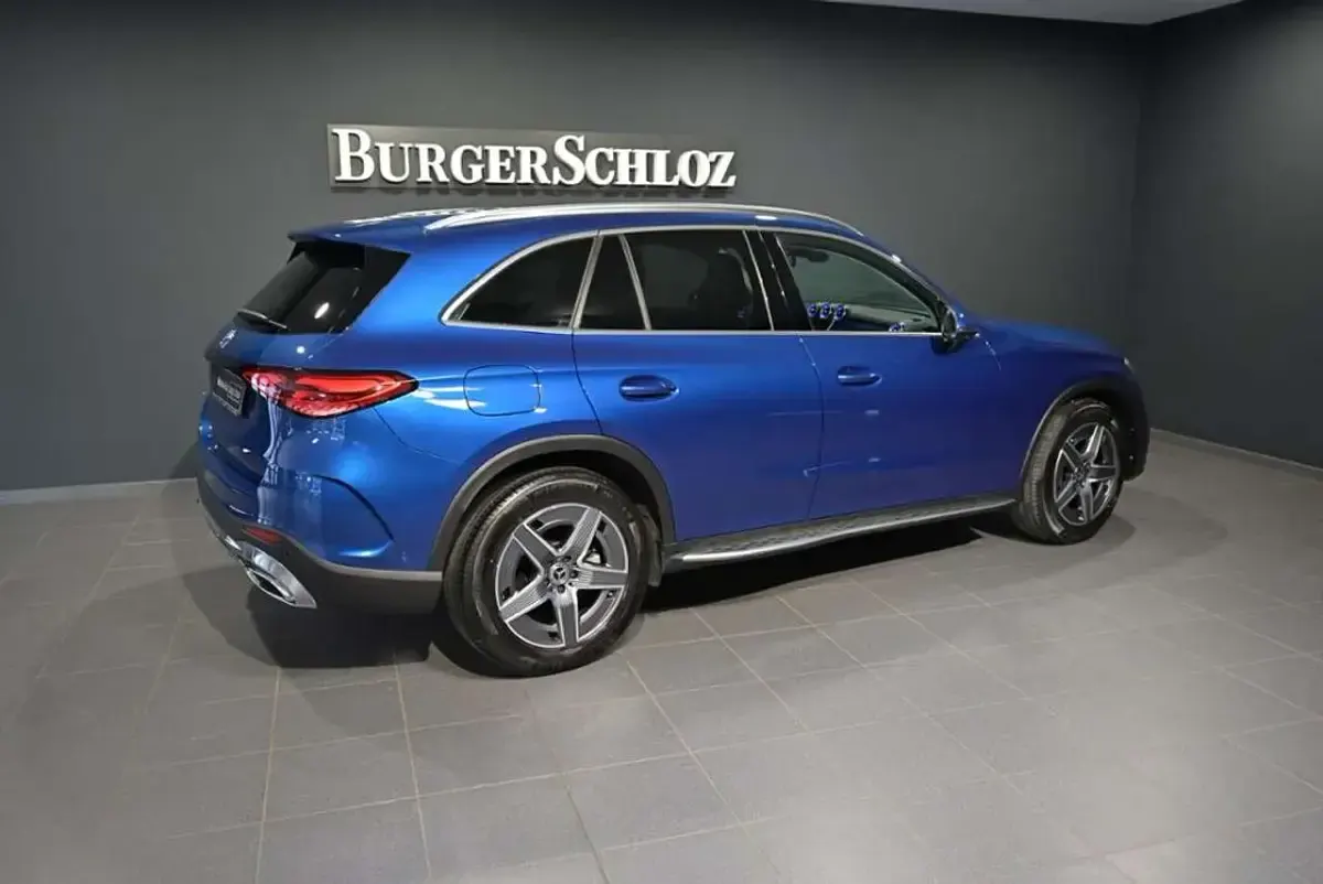 Gebraucht Mercedes GLC300 AMG 258 PS (189 kW) 2024 Metalliclack spektralblau SUV